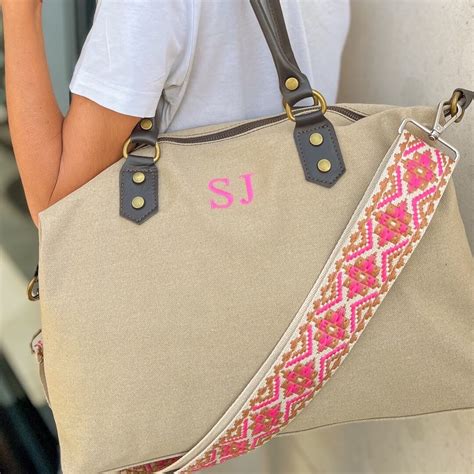 bolso con iniciales bordados.